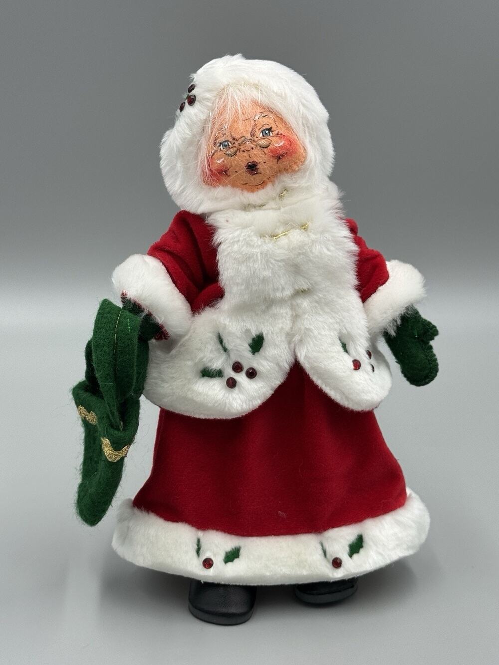 2005 Annalee Mrs Santa Claus Christmas Doll Poseable Bag & Hat Winterberry 10”